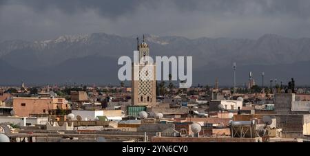 Malerischer Blick auf die Medina von Marrakesch und das Atlasgebirge im Hintergrund bei stürmischem Wetter, Marokko, Afrika Stockfoto