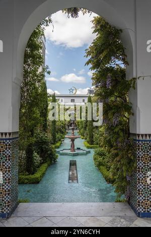 PARIS, FRANKREICH, 13. MAI 2022, schöner bewachsener Hof in der Grande Mosquee de Paris, Frankreich, Europa Stockfoto