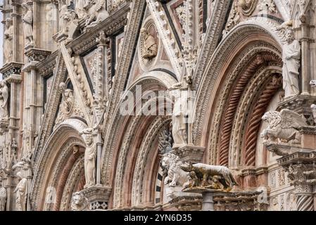 Großes gotisches Portal der Kathedrale von Siena in Italien Stockfoto