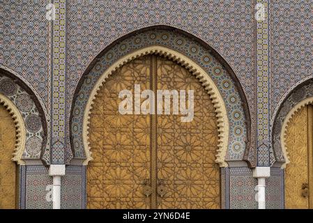 Berühmter goldener Haupteingang des Königspalastes in Fes, Marokko, Afrika Stockfoto