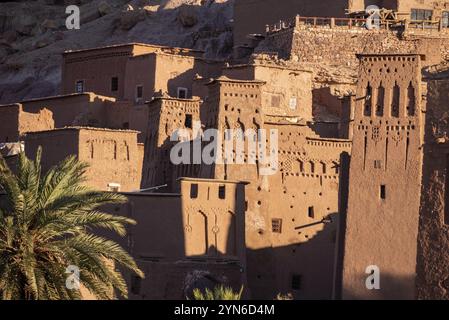 Sonnenaufgang über der wunderschönen historischen Stadt Ait Ben Haddou in Marokko, der berühmten Berberstadt mit vielen Kasbahs aus Lehm, die zum UNESCO-Weltkulturerbe gehört Stockfoto