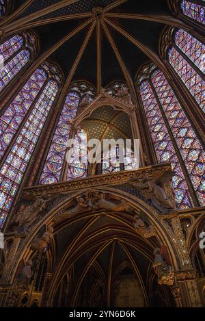 PARIS, FRANKREICH, 13. MAI 2022, das Innere der berühmten Sainte Chapelle in Paris mit beeindruckenden bunten Fenstern, Frankreich, Europa Stockfoto