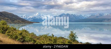 Malerische Spiegelung von Mount Sefton und Mount Cook am Pukaki-See, Südinsel Neuseelands Stockfoto