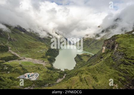 Landschaftlich reizvoller Panoramablick von den Stauseen und seiner alpinen Landschaft bei Kaprun in den österreichischen Alpen Stockfoto