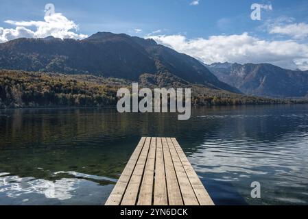 Malerischer Blick auf einen kleinen Holzsteg am Bohinj-See im Triglav-Nationalpark, den Julischen Alpen, Slowenien, Europa Stockfoto