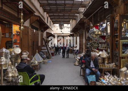 Berühmter Seffarine Souk in der Medina von Fes, Marokko, Afrika Stockfoto