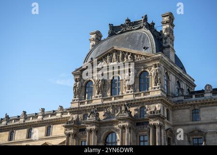 Detail der linken Fassade des Louvre-Palastes an einem sonnigen Sommertag in Paris, Frankreich, Europa Stockfoto