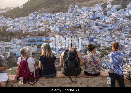CHEFCHAOUEN, MAROKKO, 05. MAI 2023, Touristen genießen den Sonnenuntergang über der berühmten blauen Stadt Chefchaouen, Marokko, Afrika Stockfoto