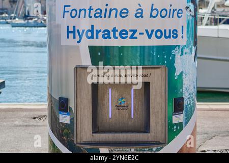 Marseille, Frankreich - 24. November 2024: Hydrationsstation neben Eaux de Marseille im alten Hafen. Der Brunnen bietet kostenloses Trinkwasser und Promotion Stockfoto