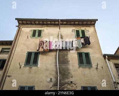 Wäschetrocknung an der Fassade eines alten Hauses in der Toskana, Italien, Europa Stockfoto