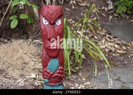 Schöne traditionelle Maori-Skulpturen im Dorf Whakarewarewa, Nordinsel Neuseelands Stockfoto