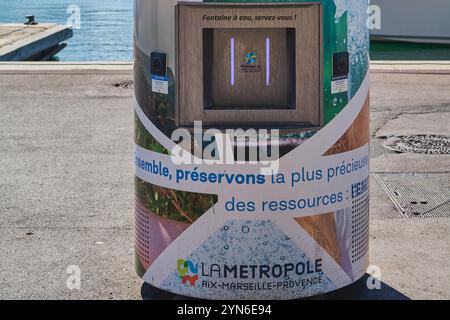 Marseille. Frankreich - 24. November 2024: Öffentlicher Brunnen von Eaux de Marseille in Marseille. Der Brunnen lädt die Menschen ein, sich zu hydratisieren Stockfoto