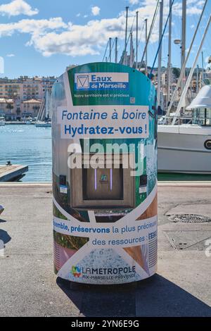 Marseille, Frankreich – 24. November 2024: Öffentliches Wasser in Marseille, Frankreich, mit Text zur Förderung der Flüssigkeitszufuhr. Der Brunnen ist Teil von Eaux de Marseille Stockfoto