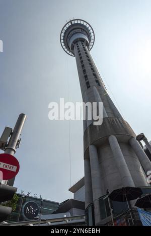 AUCKLAND, NEUSEELAND, 29. JANUAR 2023, Blick auf den Skytower von den Straßen von Auckland, Neuseeland, Ozeanien Stockfoto