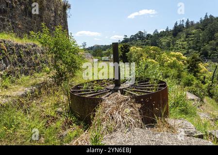 Überreste einer alten Stempelbatterie in Karangahake aus der vergangenen Goldrausch-Zeit, Coromandel Halbinsel, Neuseeland, Ozeanien Stockfoto