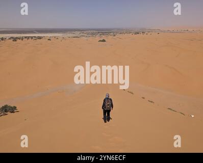 Wanderung auf der Großen Düne von Merzouga in der Erg Chebbi Wüste, marokkanische Sahara Stockfoto