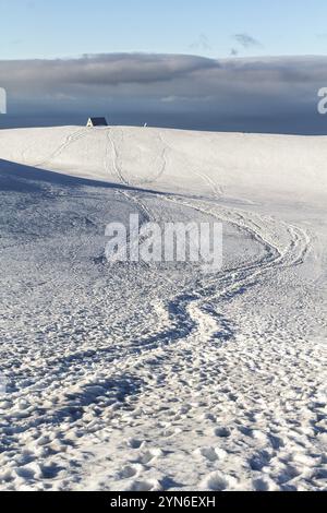 Fußspuren in der verschneiten Landschaft am Fimmvoerduhals Wanderweg in den sehr frühen Morgen, Hochland von Island Stockfoto