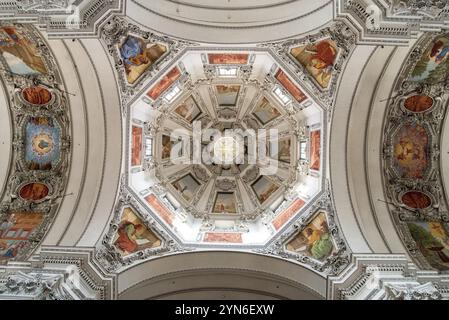 SALZBURG, ÖSTERREICH - 14. SEPTEMBER 2022, das Innere des Salzburger Doms und seiner wunderschönen Kuppel, Österreich, Europa Stockfoto