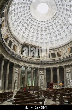 POMPEJI, ITALIEN, 10. APRIL 2022, riesige klassizistische Basilika San Francesco di Paula in der Innenstadt von Neapel, Süditalien Stockfoto