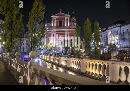 Berühmte drei Brücken und der Preseren-Platz im Zentrum von Ljubljana beleuchtet bei Nacht, Slowenien, Europa Stockfoto