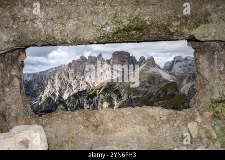 Blick durch eine alte Schießschlange in einer alpinen Festung aus dem Ersten Weltkrieg, die die ehemalige österreichisch-italienische Grenze in den Dolomiten, Südtirol, markiert Stockfoto