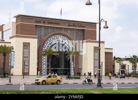 MARRAKESCH, MAROKKO, 20. APRIL 2023, modernes orientalisches Gebäude des Hauptbahnhofs von Marrakesch, Marokko, Afrika Stockfoto