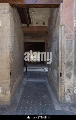 HERCULANEUM, ITALIEN, 5. MAI 2022, Eintritt zum Haus der toskanischen Kolonnade Stockfoto