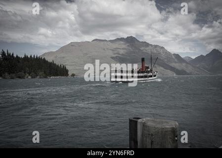 Antikes Dampfschiff auf dem Wakatipu-See in Queenstown, Südinsel Neuseelands Stockfoto