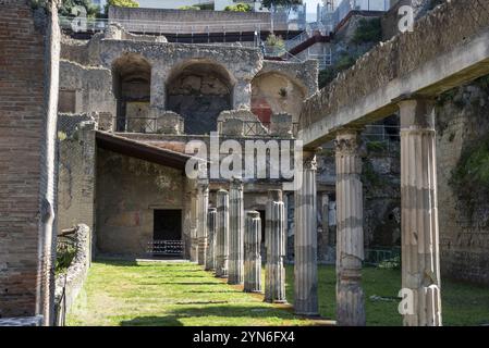 HERCULANEUM, ITALIEN, 5. MAI 2022, Yard of the Palestra im alten Herculaneum, Italien, Europa Stockfoto