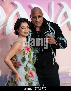 LONDON, ENGLAND – 24. NOVEMBER: Auli'i Cravalho und Dwayne Johnson nehmen am 24. November 2024 in London, England an der britischen Premiere von Moana 2 Teil. (Foto von lounisphotography / Alamy Live News) Stockfoto