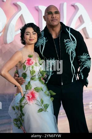 LONDON, ENGLAND – 24. NOVEMBER: Auli'i Cravalho und Dwayne Johnson nehmen am 24. November 2024 in London, England an der britischen Premiere von Moana 2 Teil. (Foto von lounisphotography / Alamy Live News) Stockfoto