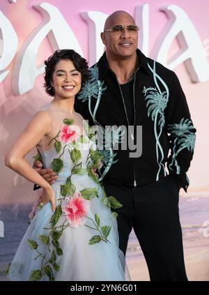 LONDON, ENGLAND – 24. NOVEMBER: Auli'i Cravalho und Dwayne Johnson nehmen am 24. November 2024 in London, England an der britischen Premiere von Moana 2 Teil. (Foto von lounisphotography / Alamy Live News) Stockfoto