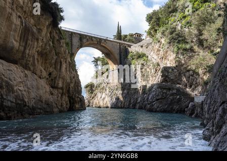 Malerische Bogenbrücke am Fjord of Fury, Amalfiküste Süditalien Stockfoto