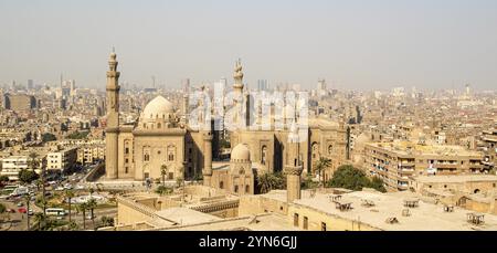 Panoramablick auf die Moscheen Rifai und Sultan Hassan in Kairo, Ägypten, Foto von der Moschee Muhammad Ali, Afrika Stockfoto