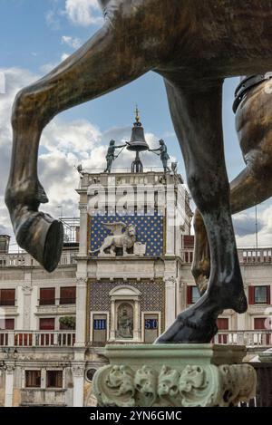 Blick von der Quadriga der Basilika San Marco in Richtung des Uhrenturms am Markusplatz, Venedig, Italien, Europa Stockfoto