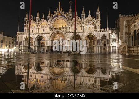 Spiegel der Basilika San Marco bei Nacht, Venedig, Italien, Europa Stockfoto