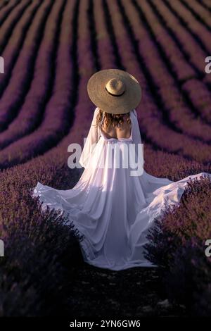 Hier ist ein Titelversuch, bei dem Charaktergrenzen und SEO-Optimierung berücksichtigt werden: Lavendelfelder Woman Dress Provence: Sunset Walk, fließendes weiß Stockfoto