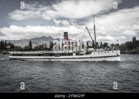 Antikes Dampfschiff auf dem Wakatipu-See in Queenstown, Südinsel Neuseelands Stockfoto