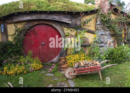 HOBBITON, NEUSEELAND, 20. JANUAR 2023, Samwise Gamgees Haus in Hobbiton Village aus den Filmen The Hobbit and Lord of the Rings, Neuseeland, Ocea Stockfoto