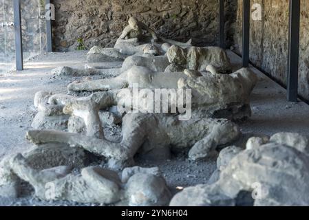 POMPEJI, ITALIEN, 4. MAI 2022, Pompeji Einwohner versteinert in ihrer letzten Lebenssituation, Süditalien Stockfoto