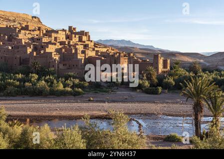 Sonnenaufgang über der wunderschönen historischen Stadt Ait Ben Haddou in Marokko, der berühmten Berberstadt mit vielen Kasbahs aus Lehm, die zum UNESCO-Weltkulturerbe gehört Stockfoto