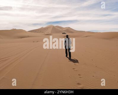 Wanderung auf der Großen Düne von Merzouga in der Erg Chebbi Wüste, marokkanische Sahara Stockfoto