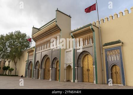 Berühmter goldener Haupteingang des Königspalastes in Fes, Marokko, Afrika Stockfoto