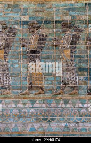 PARIS, FRANKREICH, 30. MAI 2022, farbenfroher alter persischer Mauerfries im Louvre-Museum in Paris, Frankreich, Europa Stockfoto