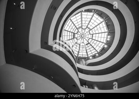 NEW YORK, USA, 21. AUGUST 2022, Atrium und Treppe im berühmten Guggenheim Museum in New York, USA, Nordamerika Stockfoto