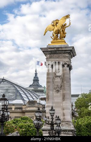 Säule an der Brücke Alexandre III, Grand Palais im Hintergrund, Paris, Frankreich, Europa Stockfoto