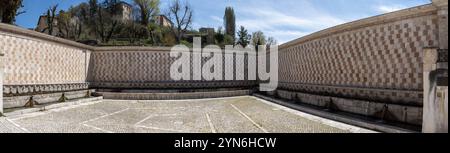 Berühmter mittelalterlicher Brunnen von 99 Ausbrüchen in der Altstadt von L'Aquila, Abruzzi in Italien Stockfoto