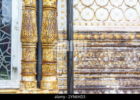 LINDERHOF, DEUTSCHLAND, 22. SEPTEMBER 2022, Nahaufnahme der kunstvollen Mauer im maurischen Pavillon im Schloss Linderhof in Oberbayern, Deutschland, Europa Stockfoto