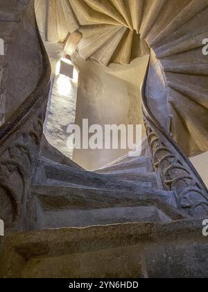 GRAZ, ÖSTERREICH, 15. SEPTEMBER 2022, ikonische mittelalterliche Doppelspiraltreppe im alten Schloss von Graz, Österreich, Europa Stockfoto