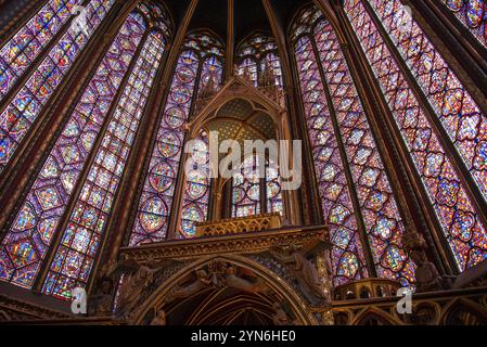 PARIS, FRANKREICH, 13. MAI 2022, das Innere der berühmten Sainte Chapelle in Paris mit beeindruckenden bunten Fenstern, Frankreich, Europa Stockfoto